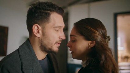 33. Lost In Love ❤️ Perdidos En El Amor. Capítulo 33 Audio ESPAÑOL HD. (Sakla Beni). Con Uraz Kaygılaroğlu, Cemre Baysel, Asude Kalebek, Baran Bölükbasi.