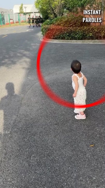 La réaction de cette petite fille en voyant ce groupe de sportifs partir avec elle