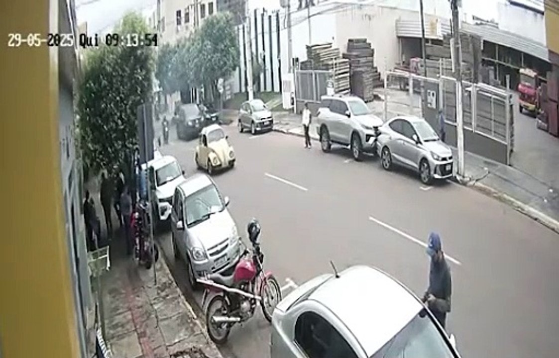 Pedestre é atropelada por criminoso que fugia da polícia na contramão em MT
