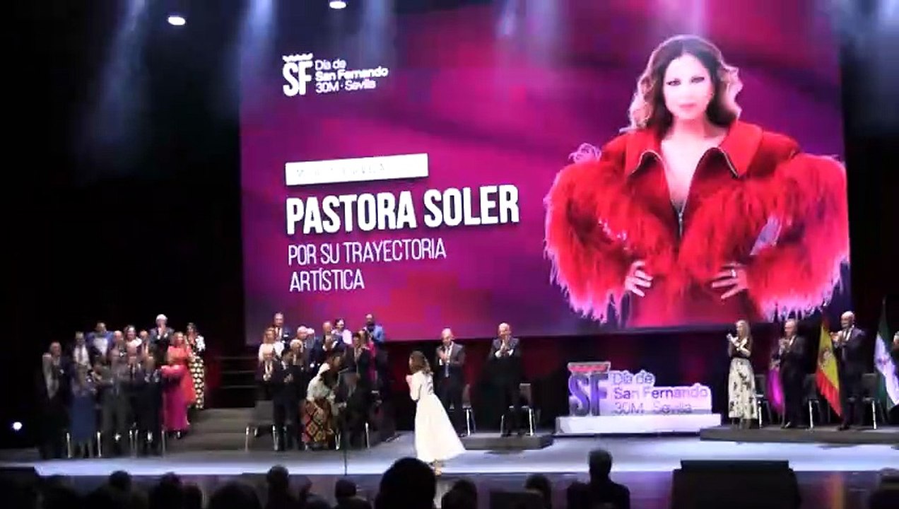 Pastora Soler recibe la medalla de Sevilla en reconocimiento a su carrera musical