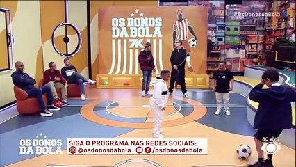 Craque Neto finaliza programa com bate bola de anões e narrador fanho