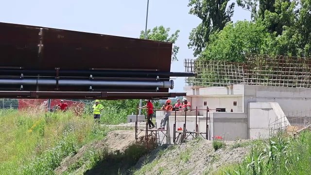 La posa del nuovo ponte dell'Uccellino sul fiume Secchia