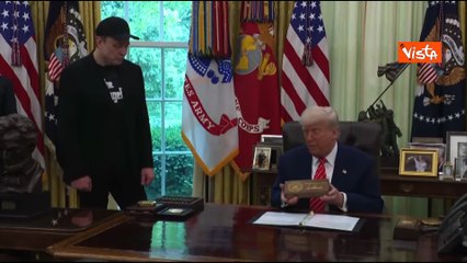 Finiscono i 130 giorni del mandato di Elon Musk alla Casa Bianca, Trump gli dona una chiave d'oro