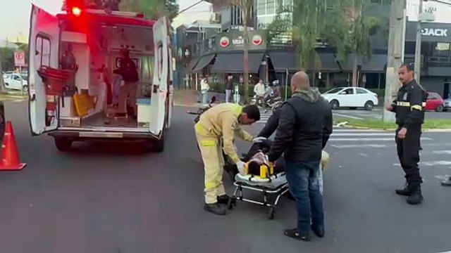 Jovem fica ferido após colisão entre moto e caminhão no centro de Umuarama - 1