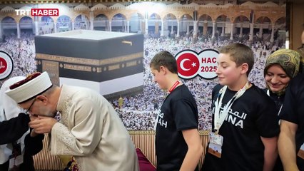 Ali Erbaş en yaşlı ve en genç hacı adaylarıyla buluştu