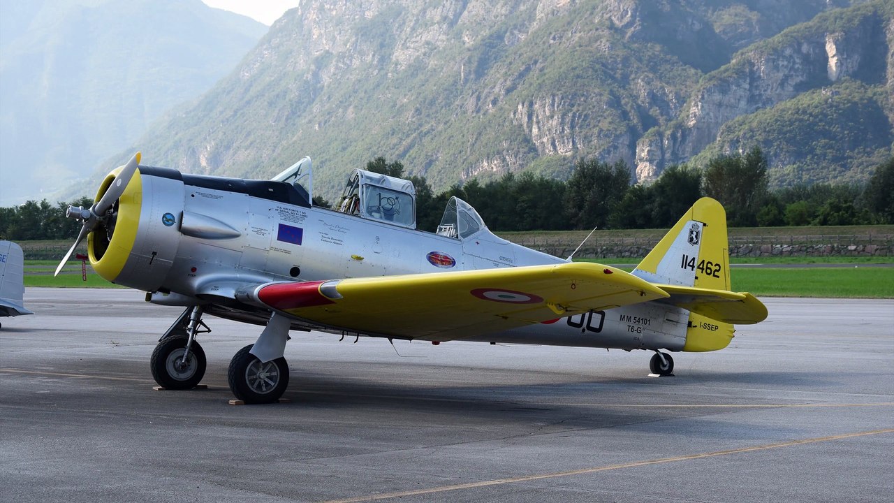 Aeronautica militare Festivolare T 6 Texan diamond 3 G 46 + solo air show