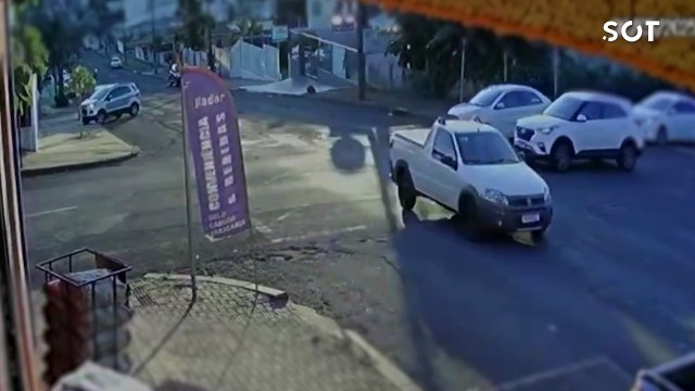 Imagens de segurança mostram momento do acidente que matou jovem motociclista em Cascavel