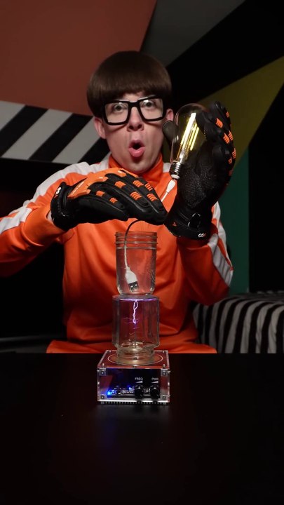 Can lightning power a lightbulb?