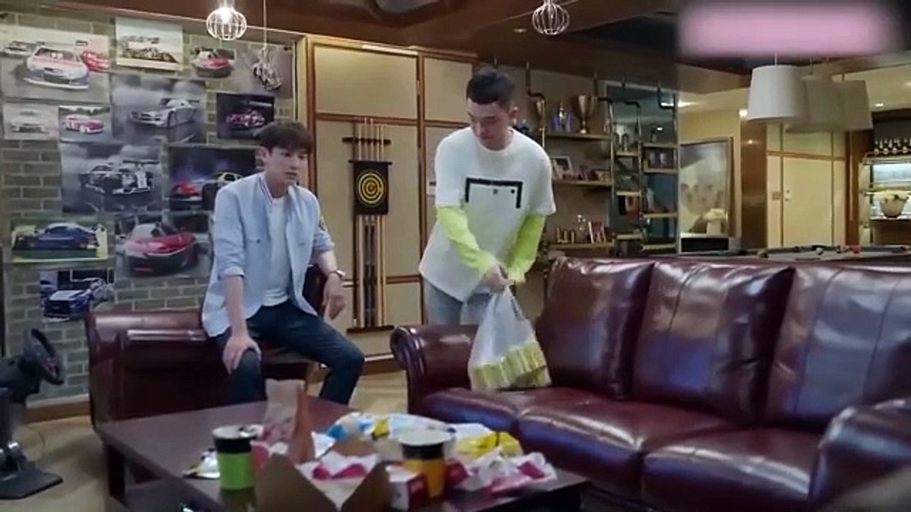 【مدبلج عربي】فتاة نائمة في زاوية الكاريوكي، يقع المدير العنيف في حبها ويلاحقها بجنون!