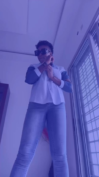 DeclaFlash MusiqueClaire BAHI fait une démonstration de danse sur son titre « Jesus mets moi au dos »