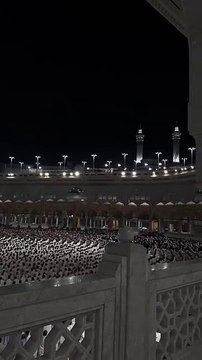 He's sheikh Yasser Al Dossary,ماشاءاللہ! بہت ہی پیاری آواز میں تلاوتِ قرآن، نماز باجماعت کے ساتھ