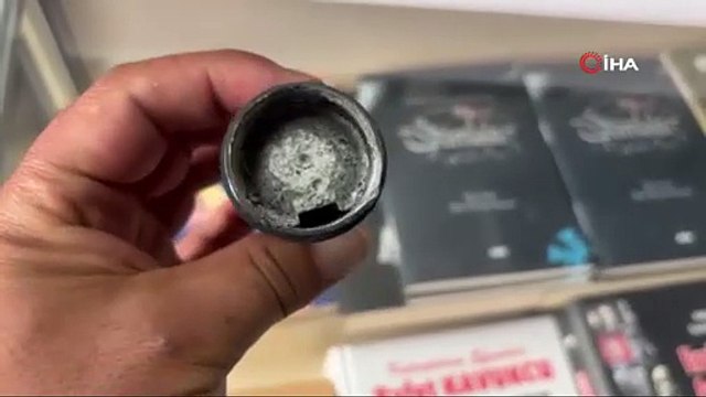 İnternetten satın aldığı mikrofonun içinden çıkanı görünce ne yapacağını şaşırdı