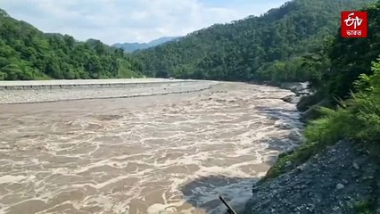 রাতভর টানা বৃষ্টি ও ধসে বিপর্যস্ত সিকিম, ফুঁসছে তিস্তা
