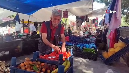 Pazarın renkli siması, hem söylüyor hem oynuyor