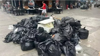 İzmir’de İşçilerin grevi nedeniyle sokaklarda çöp yığınları oluştu