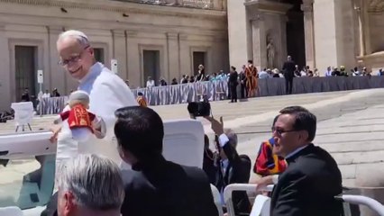 Il 'gesto tecnico' di Papa Leone XIV: afferra al volo il pupazzo lanciato da un fedele. L'ironia sui social: «È stata la mano de Dios»