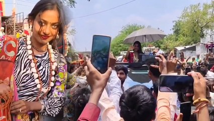 Viral Girl Monalisa Luxury Life: गांव में Bodyguard संग Entry, Heroine जैसा Welcome, बदल गई जिंदगी.