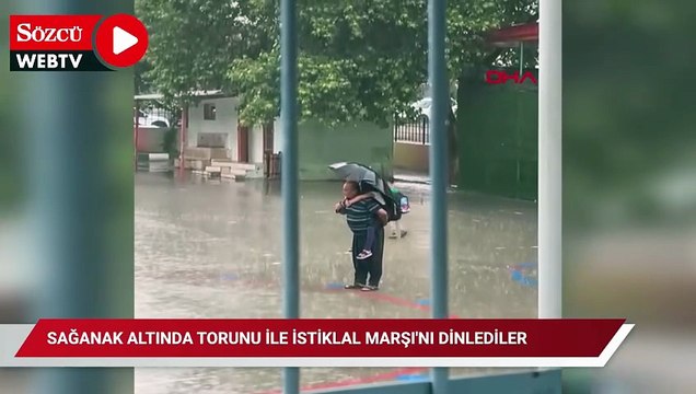 Sağanak altında torunu ile İstiklal Marşı'nı dinlediler
