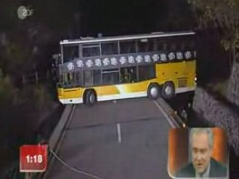 Un car fait demi-tour sur un pont