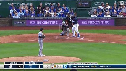 Salvador Pérez con su doble 300 en la MLB
