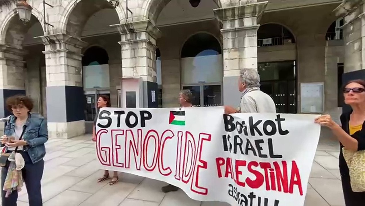 Les manifestants se sont rendus devant la mairie de Bayonne. Ils accusent le maire, Jean-René Etchegaray de prendre partie pour Israël face à la Palestine.