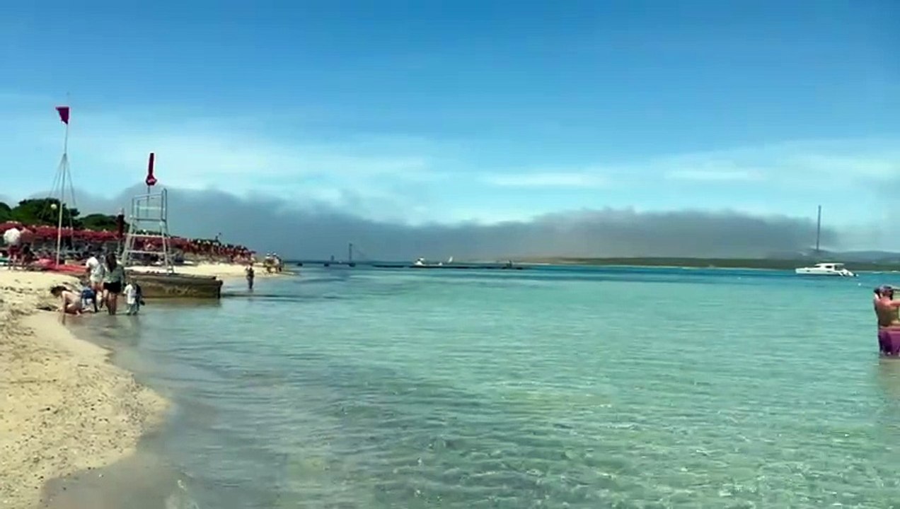 Stintino, una nuvola bassa e gigantesca ricopre all'improvviso l'Asinara: lo stupore dei bagnanti