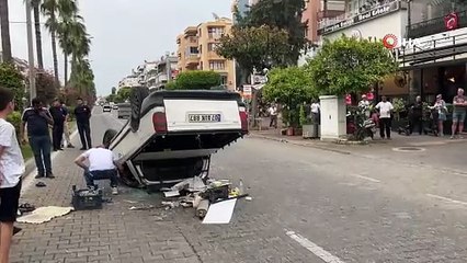 Alanya’da kontrolden çıkan kamyonet önce otomobile çarptı, ardından takla attı: 1 yaralı