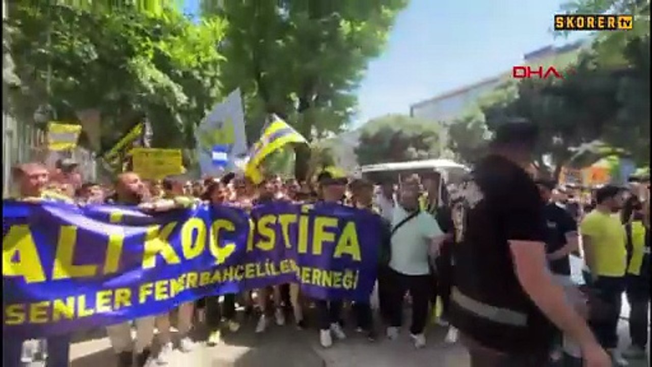 Fenerbahçeli taraftarlardan Başkan Ali Koç ve yönetime protesto! 'İstifa' tezahüratları