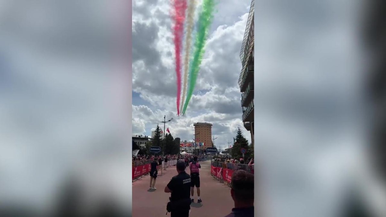 Le Frecce Tricolori su Sestriere per il Giro d'Italia