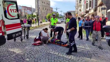 Motosiklet sürücüsü baygınlık geçirerek yere düştü