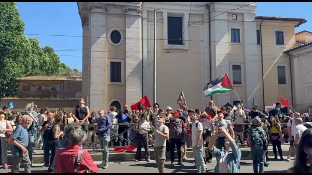 A Roma il corteo contro il dl sicurezza, spunta bandiera Decima Mas