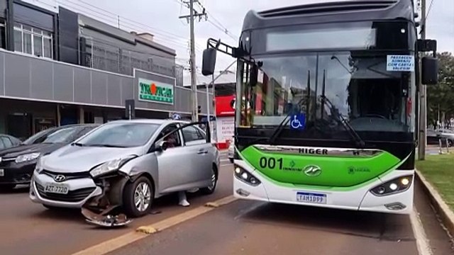 Ônibus do transporte coletivo e HB20 se envolvem em colisão na Avenida Brasil