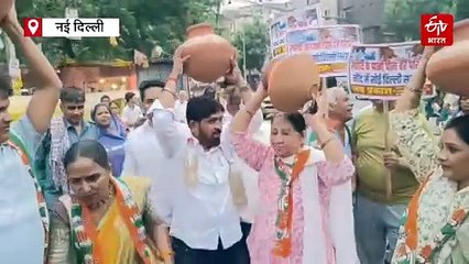 पानी की समस्या को लेकर कांग्रेस कार्यकर्ताओं ने किया मटका फोड़ प्रदर्शन, दिया अल्टीमेटम