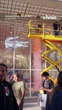 Paris : les Champs-Elysées se sont barricadés