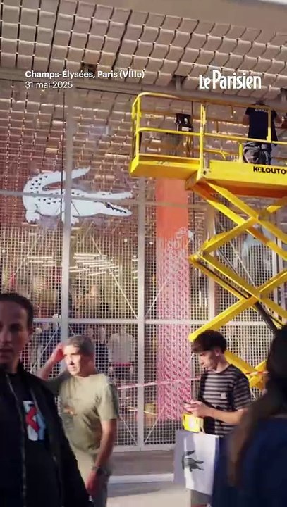 Paris : les Champs-Elysées se sont barricadés