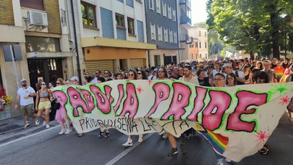 Pride a Padova, in migliaia sfilano per la città: il video del corteo