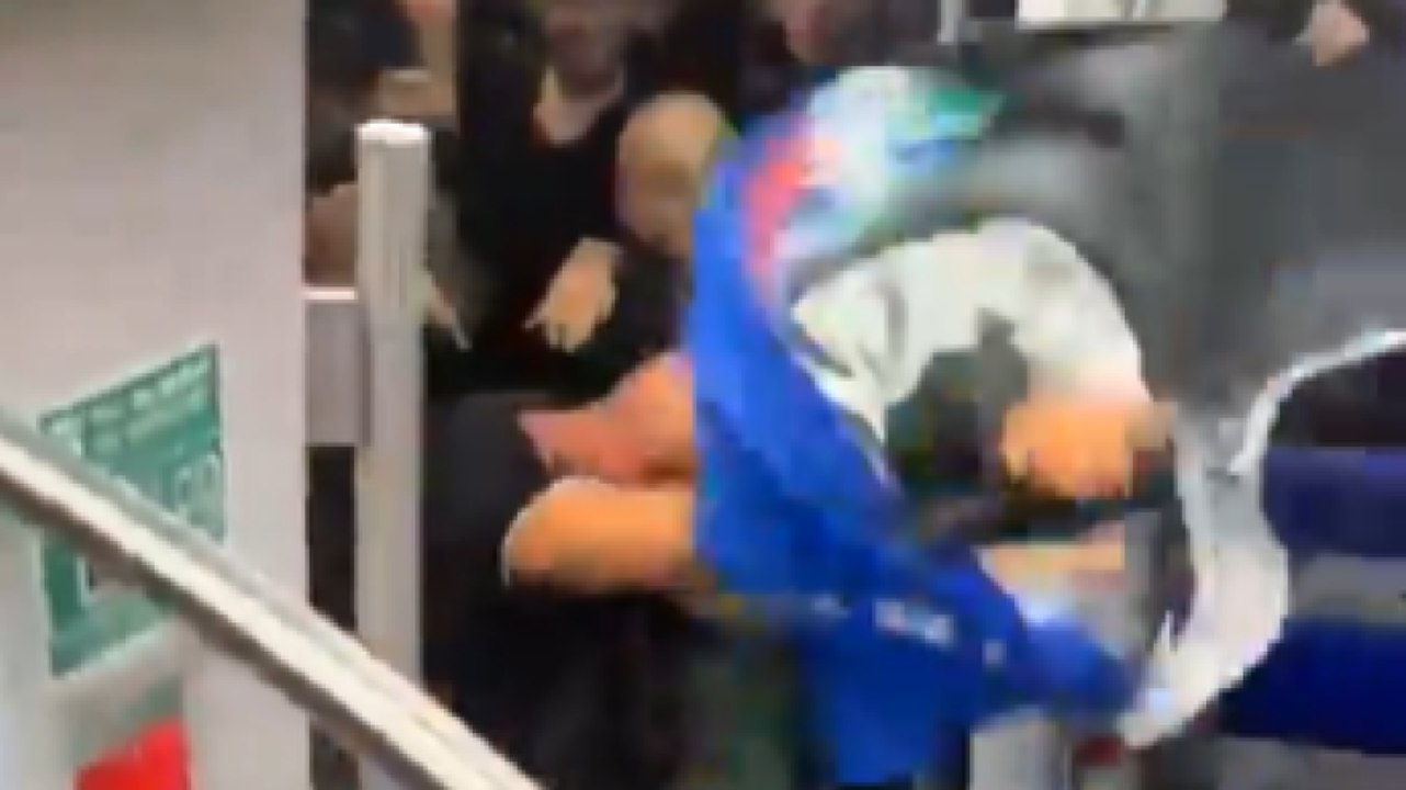 VIDEO Scontri Psg-Inter. Spranghe, sputi e calci: la rissa tra i tifosi nella metro di Monaco