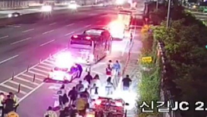 고속도로서 화물차가 관광버스 추돌...대체 버스 투입 / YTN