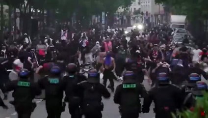 Cargas policiales en París entre la policía y aficionados al PSG