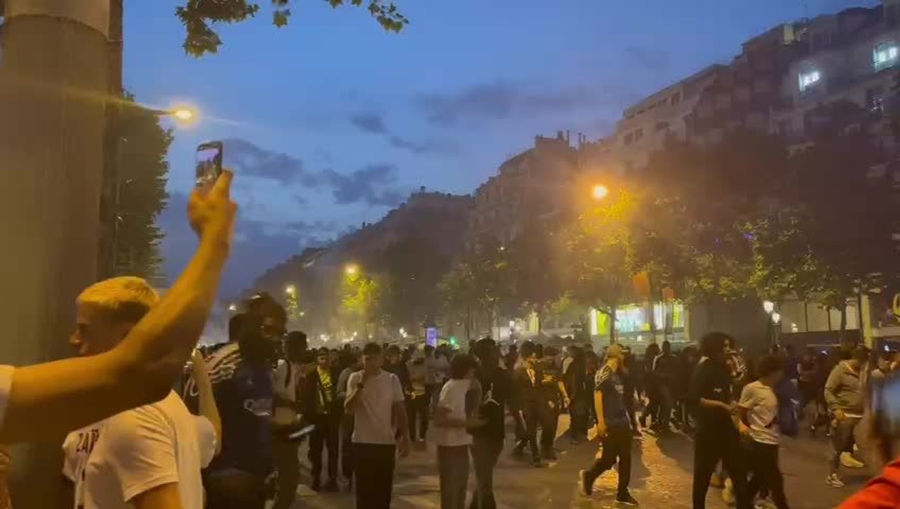 Finale PSG-Inter : débordements sur les Champs-Elysées à Paris