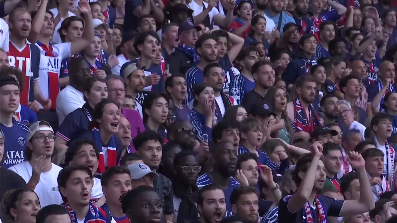 La celebración de los hinchas del PSG tras ser campeones: felicidad