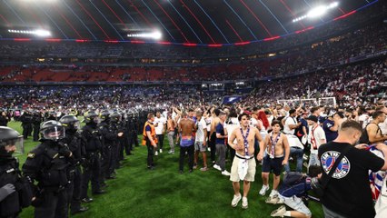 Así fue la invasión de campo de los aficionados del PSG que obligó a los jugadores irse a vestuarios