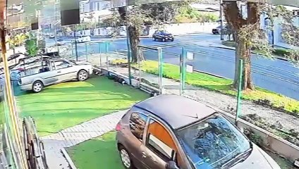 Motociclista morre após colisão contra caminhonete