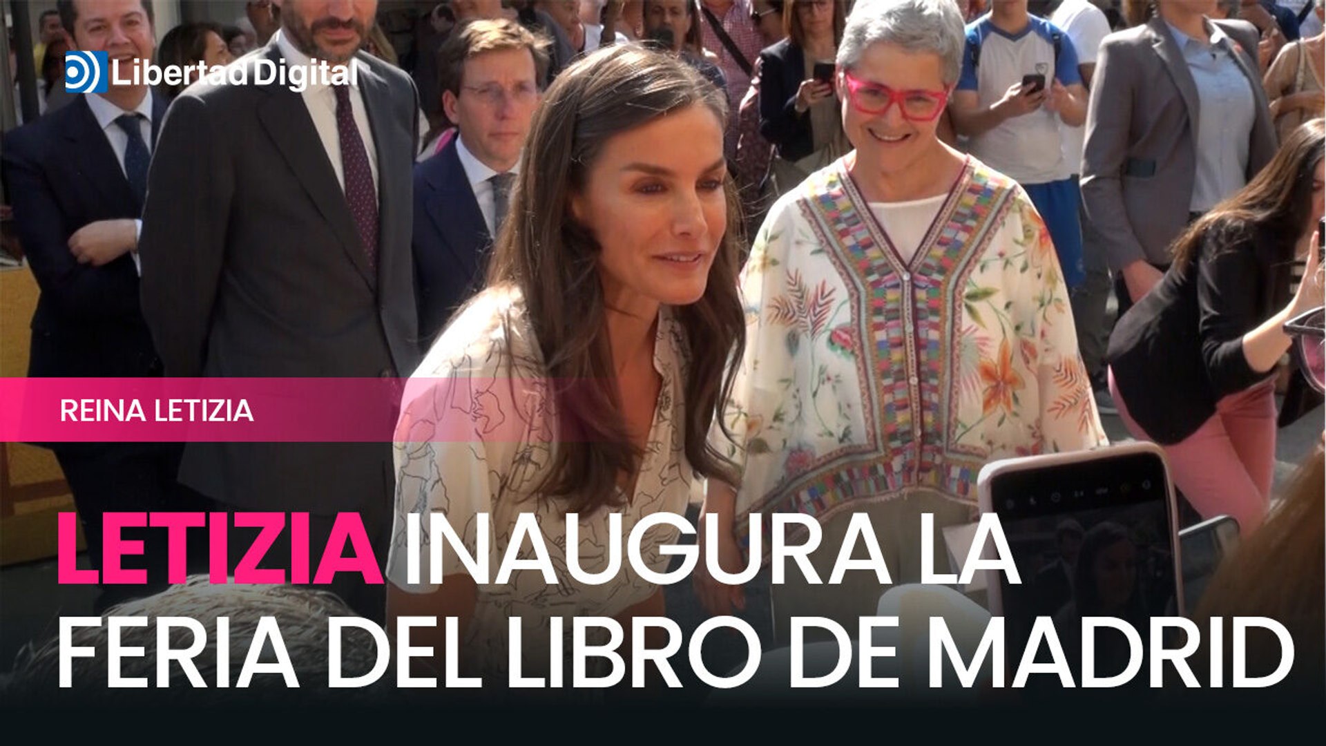 La reina Letizia inaugura la Feria del Libro de Madrid entre aplausos