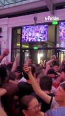 Les supporters du PSG exultent après le but de Doué