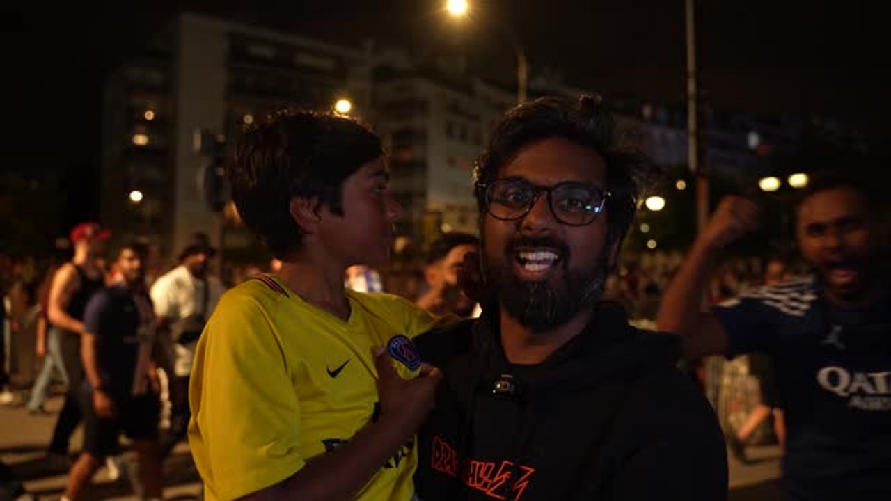 PSG - Les supporters en feu au Parc des Princes