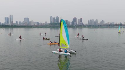 한강 즐기는 이색레이스...'쉬엄쉬엄 3종 축제' 북적 / YTN