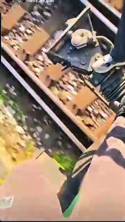 Follia social: "surfano" sui treni della metrò e si riprendono con il cellulare