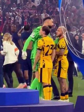 Usai Juara Liga Champions, Donnarumma Memeluk dan Menghibur Rekan Tim Nasional Dimarco dan Barella Serta Mantan Pelatihnya Spinelli