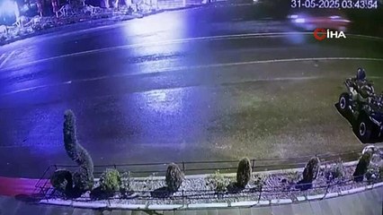 İki otomobil kafa kafaya çarpıştı! Korkunç anlar kamerada